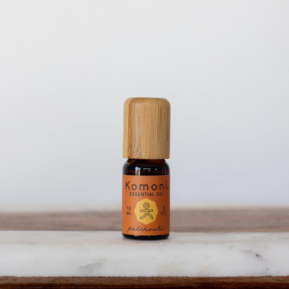 A 10ml vial of Patchouli pure essential oil with attractive bamboo wood top is steam-distilled to deliver a musky, calming aroma to ease tension and uplift your mood. 